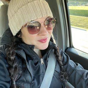 Meet your Posher, Bee